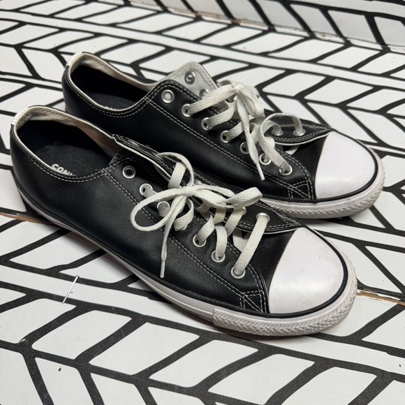 Converse Leather Chuck Taylor Low Top Black and White Sneakers size 11 - Picture 1 of 6